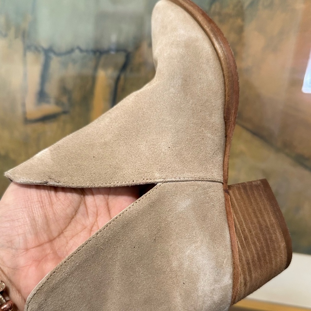 🌸FREE PEOPLE🌸 Charm Double V Camel Suede Ankle Boot Size: 36.5 - Picture 9 of 14